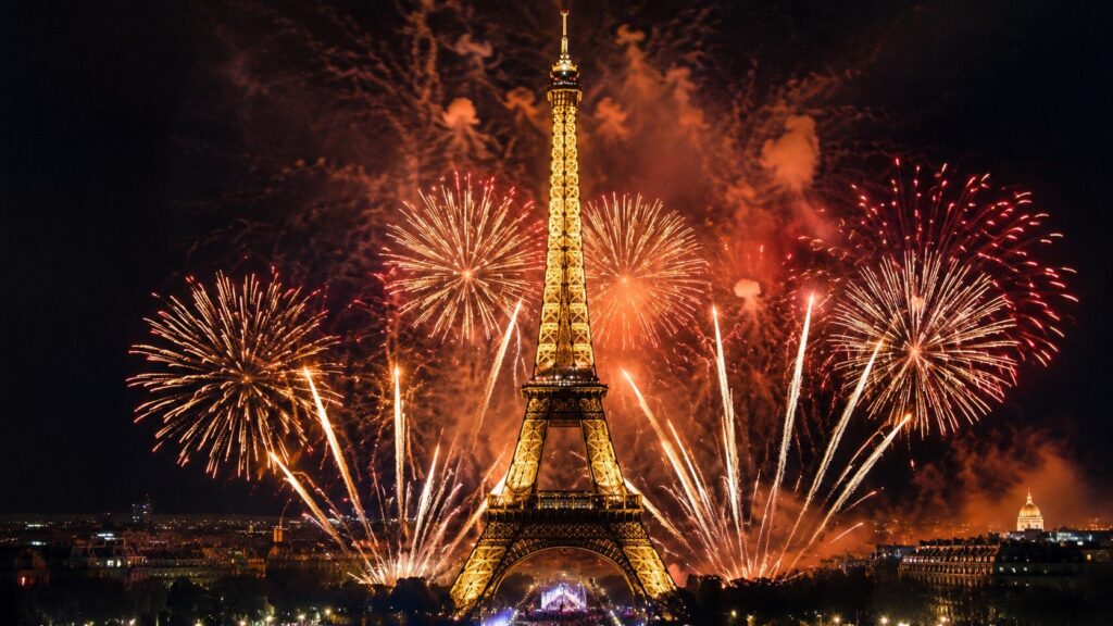 Feu d’artifice du 14 juillet à Paris avancé au 13 juillet 2026 : tir à 23 h, concert dès 21 h, accès gratuit, contrôles, drones et conseils pour rejoindre le Champ-de-Mars.